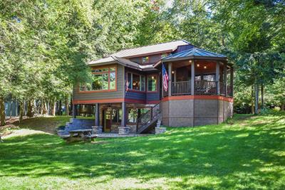 The Highland Cottage on 4th Lake